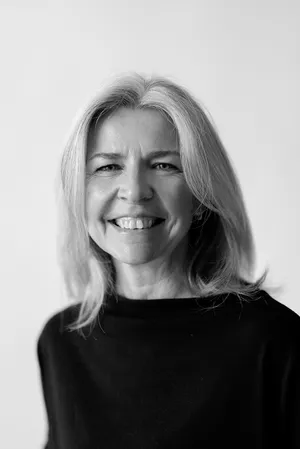 medium-shot-smiley-woman-portrait